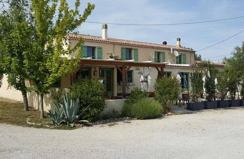 Saint-Mitre-les-Remparts House | 24 m² Mobile home ∙ 2 bedrooms ∙ 4 guests