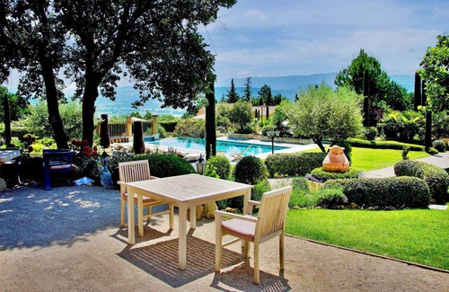 Saint-Saturnin-les-Apt House | 270 m² House ∙ 4 bedrooms ∙ 8 guests