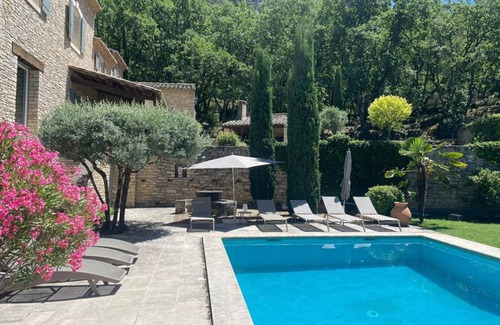 Robion House | 300 m² House ∙ 5 bedrooms ∙ 12 guests