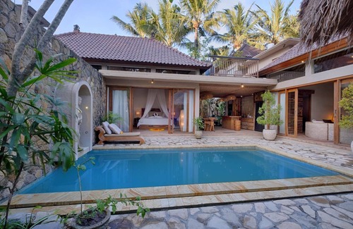 Ubud Villa | 4 BR Contemporary Elegance Villa in Ubud with Ethnic Touch and Tatched Roof