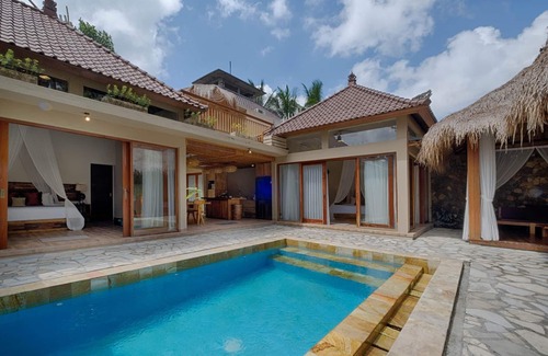 Ubud Villa | 4 BR Contemporary Elegance Villa in Ubud with Ethnic Touch and Tatched Roof