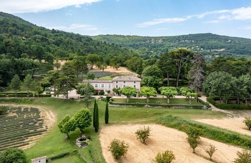 Apt House | 400 m² Farmhouse ∙ 9 bedrooms ∙ 17 guests