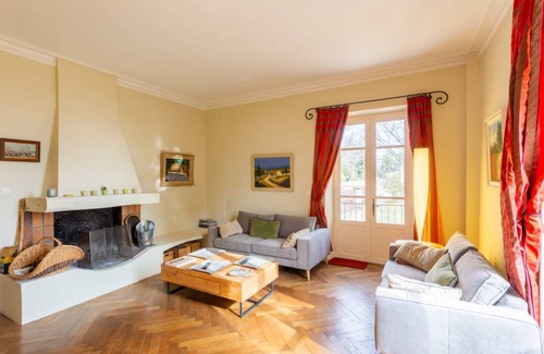 Orange House | 638 m² House ∙ 8 bedrooms ∙ 14 guests