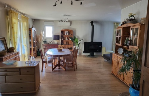 Chateauneuf-de-Gadagne House | Air-conditioned family home + swimming pool, in the heart of Provence, pets welcome