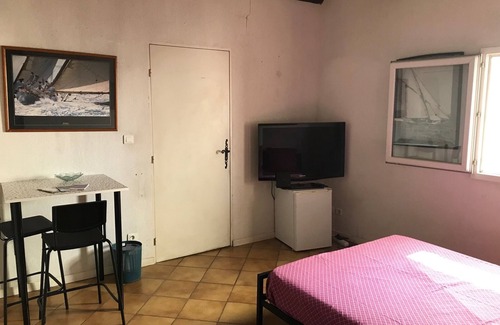 13th Arrondissement Bed & Breakfast | Air-conditioned room in a villa less than 10 km from Marseille's Vieux Port