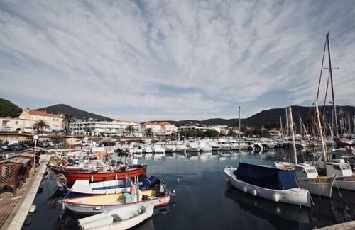 Carqueiranne Apartment | Air-conditioned studio with parking and close to the sea.