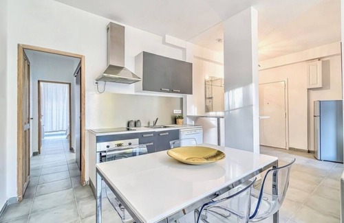 Les Grands Carmes Apartment | Balcon sur le Vrai Marseille