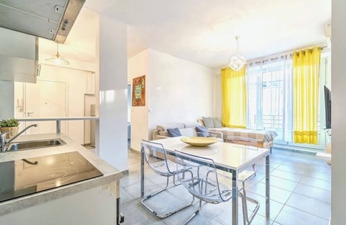 Les Grands Carmes Apartment | Balcon sur le Vrai Marseille