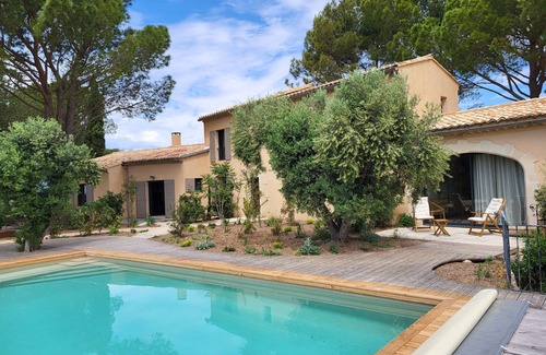 Carpentras House | Bastide provençale amidst vineyards with swimming pool and lovely view - Sleeps 12