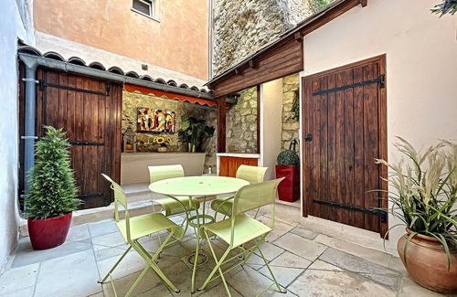 Aups Apartment | Beautiful apartment with patio in the heart of the village