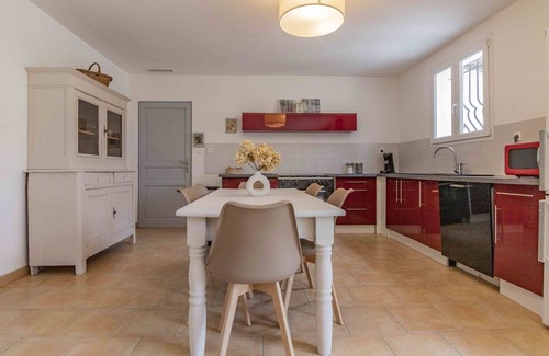 Pernes-les-Fontaines Villa | Beautiful private villa for 6 people with WIFI, private pool, A/C, TV and patio