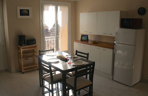Pernes-les-Fontaines Apartment | Bright 100 m2 apartment in Pernes-Les-Fontaines between Ventoux and Avignon.