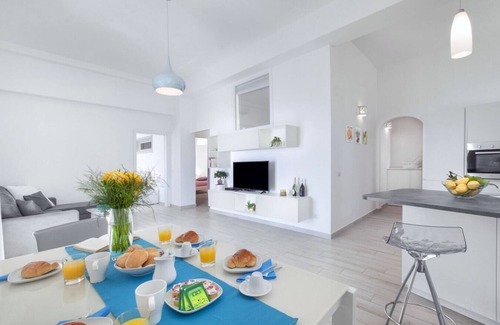 Positano Apartment | Casa La Porta - Large, modern property in Positano