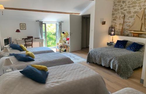 Roquemaure House | Chambre chez l'habitant dans MAS provençal avec piscine partagée en saison