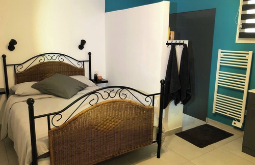 Chateaurenard Other | Chambre et Salon Privé en Provence