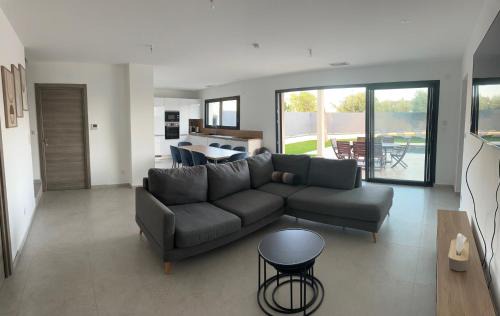 Beaucaire House | Charmante maison récente avec PISCINE CHAUFFEE proche Nîmes