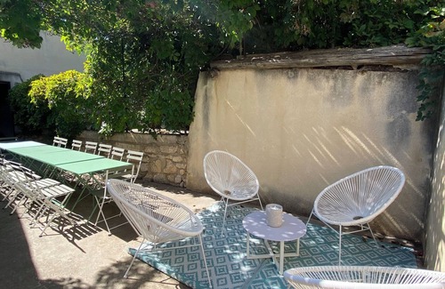 Montfrin House | Cosy Lodge Gîte, 15 Pers, Clim, Wifi, Cour, Garage