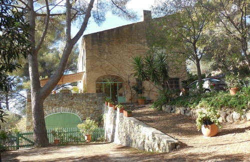 Toulon House | Family home Superb view. rented july/august 11 rooms, 8 bedrooms, sleeps 16.