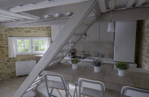 Colonzelle Cottage | Holiday Home 'Ecurie' with Shared Pool, Private Garden and Wi-Fi