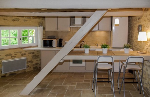 Colonzelle Cottage | Holiday Home 'Ecurie' with Shared Pool, Private Garden and Wi-Fi