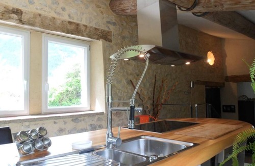 Savoillan House | Holiday Home 'Luxueuse Bergerie Pied Du Ventoux' with Mountain View, Shared Terrace and Wi-Fi