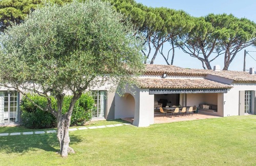 Cogolin Villa | JAMES FCD56 - stunning villa in between the vineyards surrounding Saint Tropez