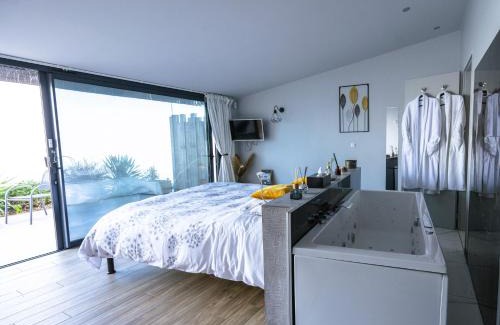 Istres House | La Suite Soleil Romantique & Balnéo
