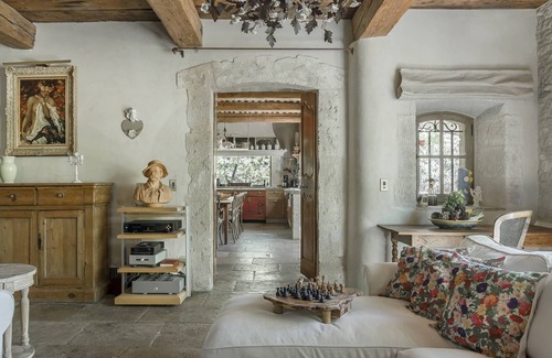 Lambesc House | Lambesc – A stone-built property with a swimming pool and a jacuzzi – Sleeps 14