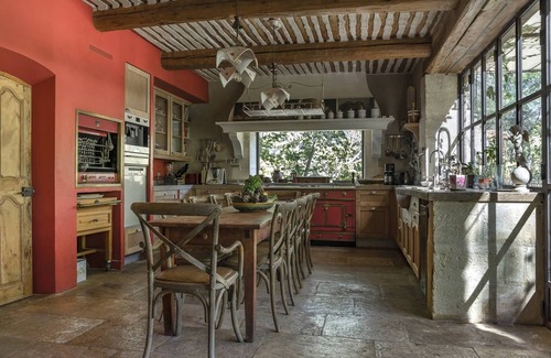 Lambesc House | Lambesc – A stone-built property with a swimming pool and a jacuzzi – Sleeps 14