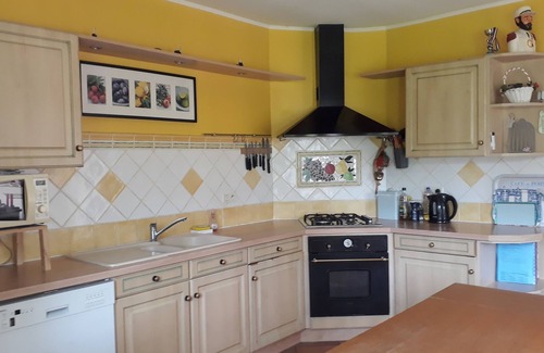 Orange House | Large house with 5 bedrooms, sleeps 10 and 1 baby bed