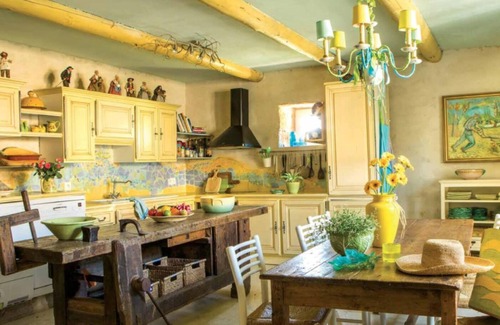 Vers-Pont-du-Gard Villa | Located in the village centre of Vers Pont du Gard. Next 2 famous Roman aqueduct