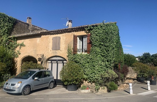 Vers-Pont-du-Gard Villa | Located in the village centre of Vers Pont du Gard. Next 2 famous Roman aqueduct