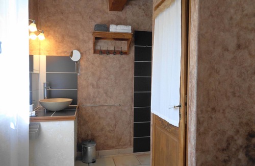 Lacoste Bed & Breakfast | Luxury air conditionned twin room Glycine-terrace-Le clos des lavandes