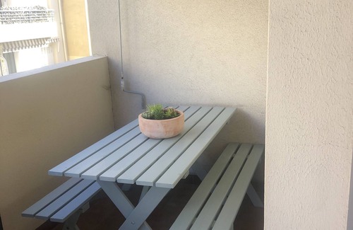 Le Mourillon Apartment | On the edge of the Lido Mourillon beach, renovated apartment.