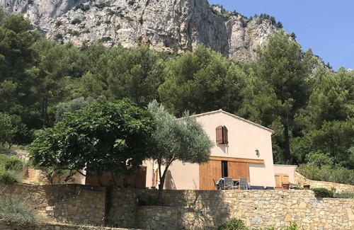 Toulon House | Provencal villa perched in the hills