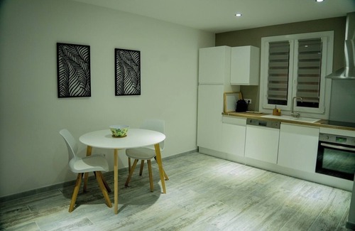 Orange Apartment | Romantic suite with private Jacuzzi, 10-minute walk from Orange's ancient theater