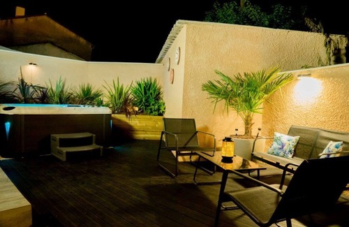 Orange Apartment | Romantic suite with private Jacuzzi, 10-minute walk from Orange's ancient theater