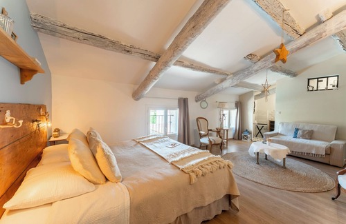 Chateauneuf-de-Gadagne Bed & Breakfast | Room 'Alphonsine' with Shared Pool, Wi-Fi and Air Conditioning