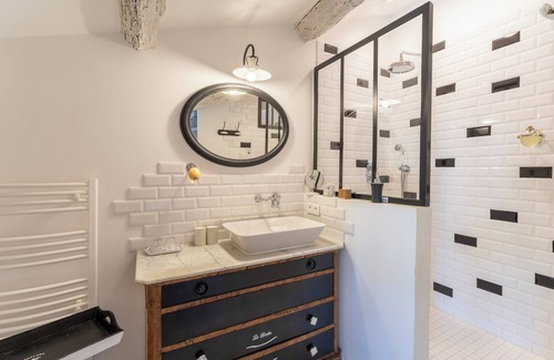 Chateauneuf-de-Gadagne Bed & Breakfast | Room 'Alphonsine' with Shared Pool, Wi-Fi and Air Conditioning