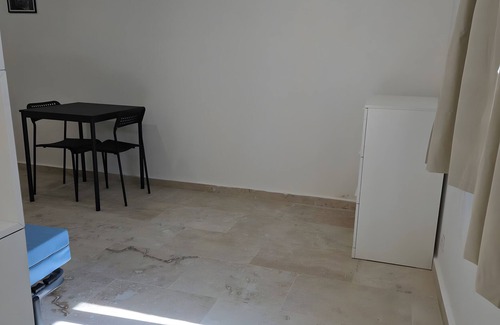 Robion Apartment | Studio Apartment 'Canto Cigalo Rdc 3' with Wi-Fi and Air Conditioning