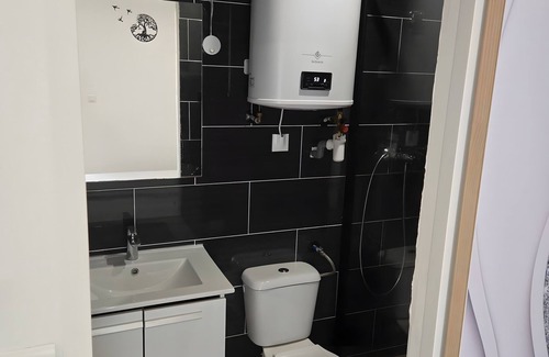 Robion Apartment | Studio Apartment 'Canto Cigalo Rdc 1' with Wi-Fi and Air Conditioning