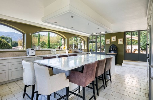 Oppede House | Stunning grand house for 16, views of the Luberon, heated pool, air conditioning