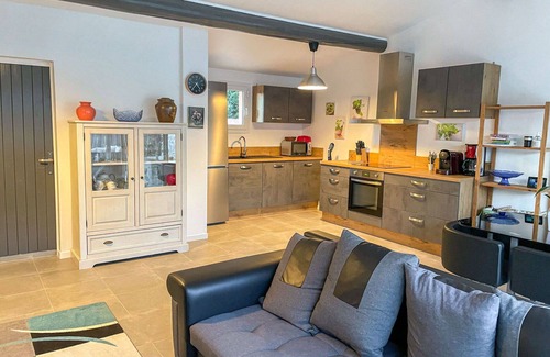 Caumont-sur-Durance House | Stunning private villa with hot tub, private pool, WIFI, A/C, TV, patio, pets allowed and parking
