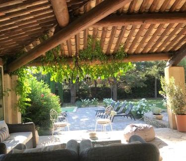 Chateaurenard House | Villa Neville