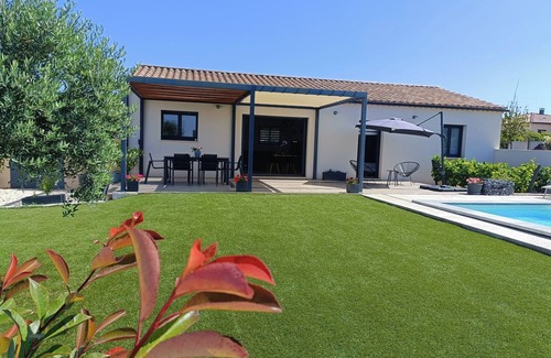 Bedarrides Villa | Vineyard villa with pool