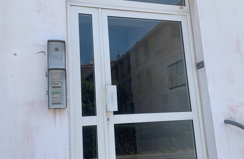 Vitrolles Apartment | 1 Bedroom Apartment in Vitrolles
