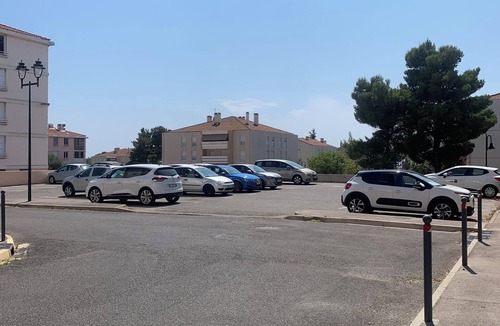 Vitrolles Apartment | 1 Bedroom Apartment in Vitrolles