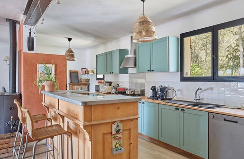 Venelles Villa | 12-bed house with swimming pool and pinede, 12 min from Aix en Provence center.