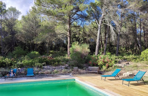 Venelles Villa | 12-bed house with swimming pool and pinede, 12 min from Aix en Provence center.