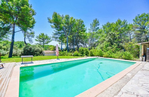 Venelles Villa | 12-bed house with swimming pool and pinede, 12 min from Aix en Provence center.